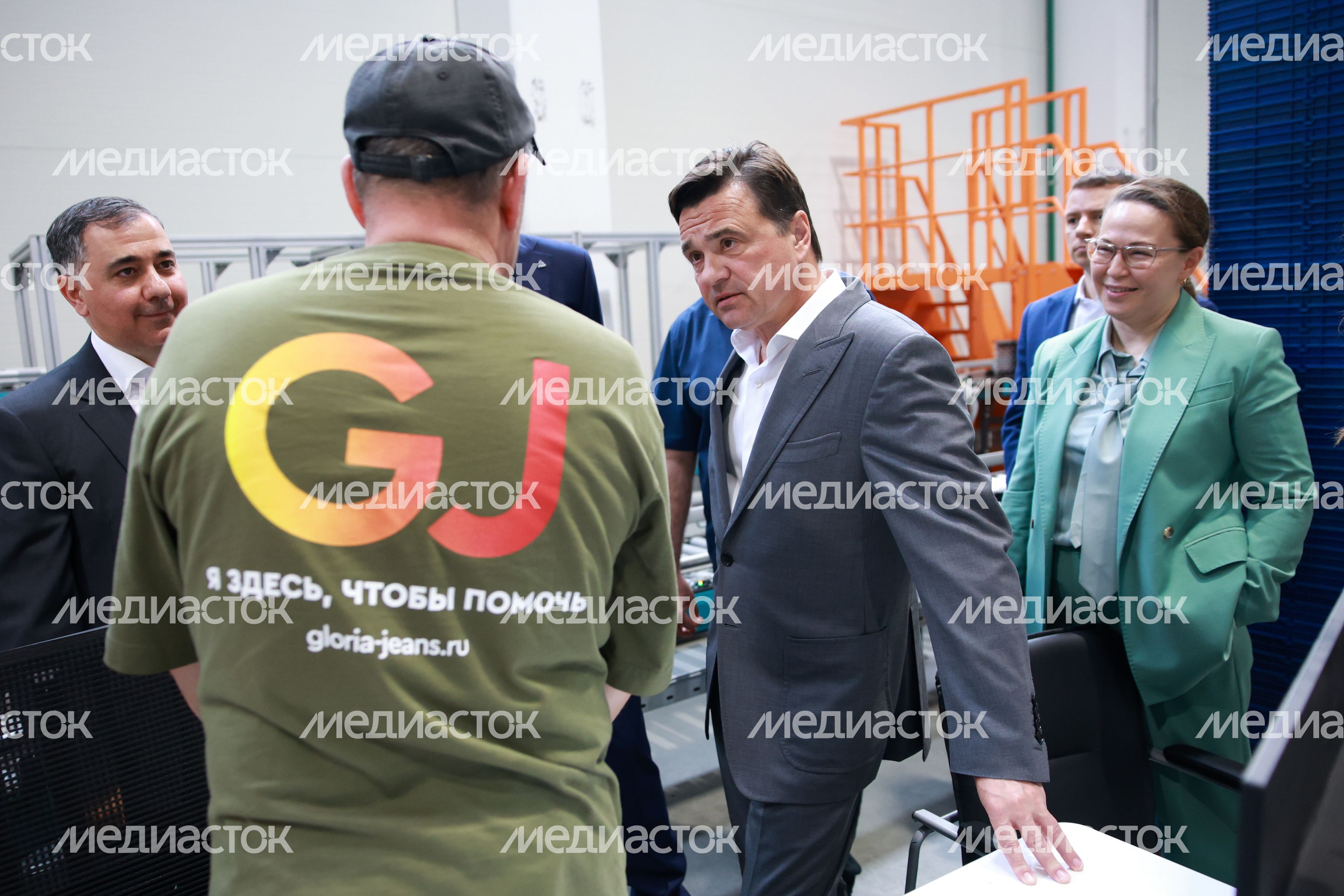 Андрей Воробьев и Антон Алиханов посетили новый логистический комплекс "Глория Джинс" под Подольском