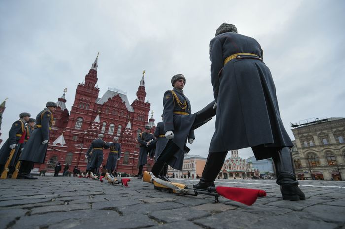 Торжественный марш в честь парада 1941 года на Красной площади в Москве