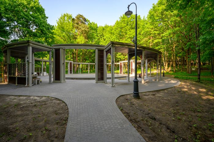 Качели в Красногорском городском парке после благоустройства