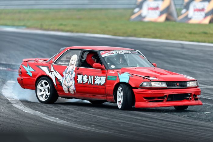 Дрифт-гонка автомобилей по автодрому Moscow Raceway на фестивале «Дрифт Экспо» в Волоколамске