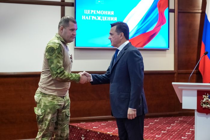 Андрей Воробьев вручил награды бойцам подразделений БАРС