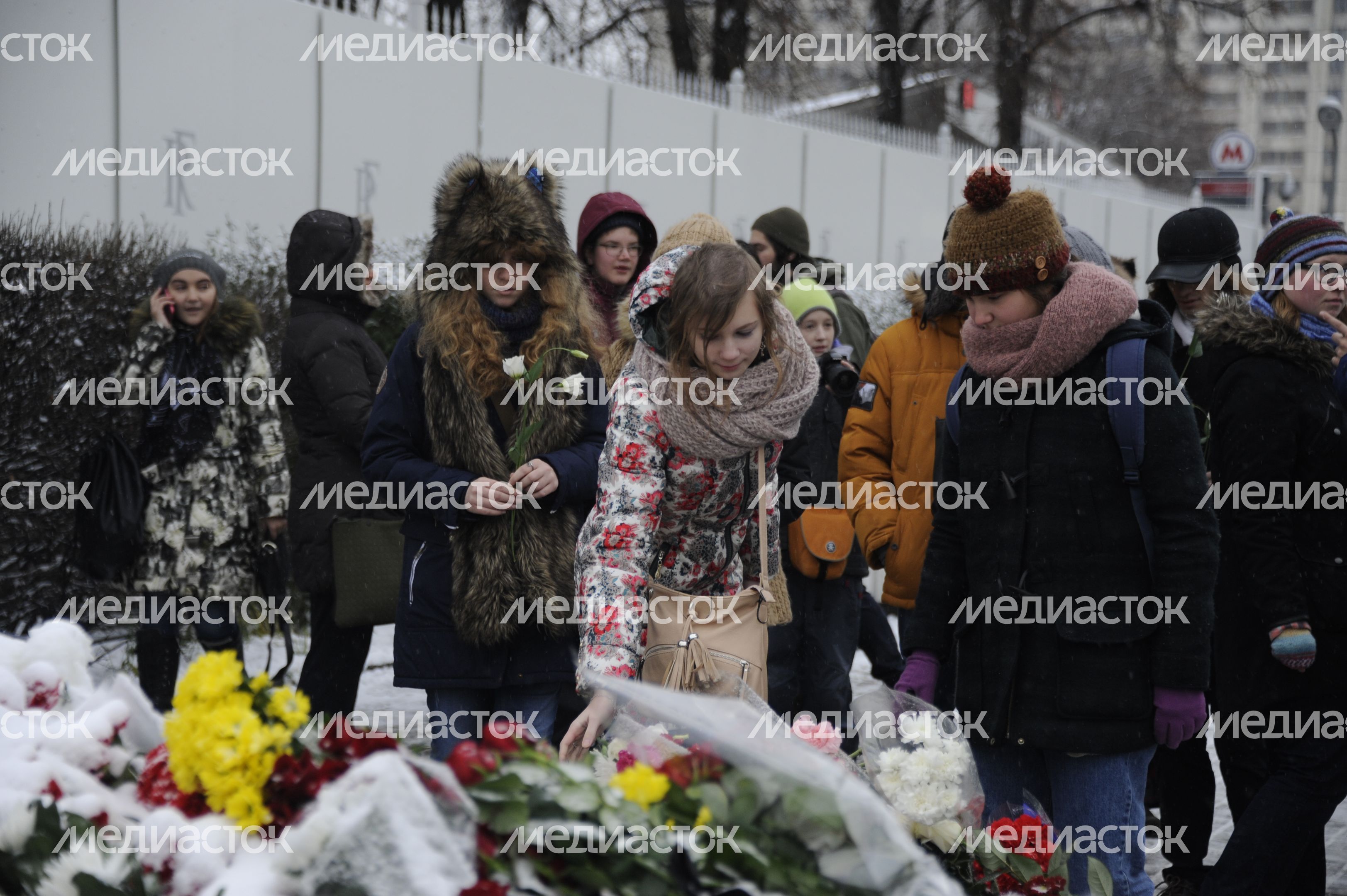 Цветы у посольства Франции в Москве