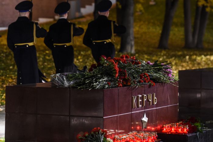 Возложение цветов к мемориалу города Керчь в Москве
