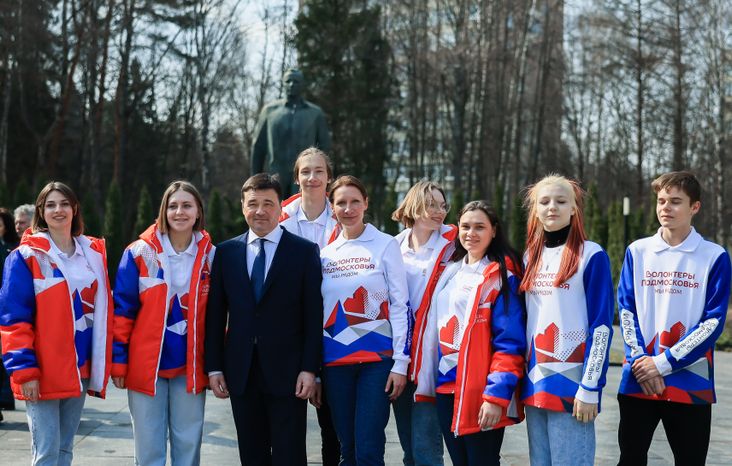 Посещение губернатором космонавта первого отряда