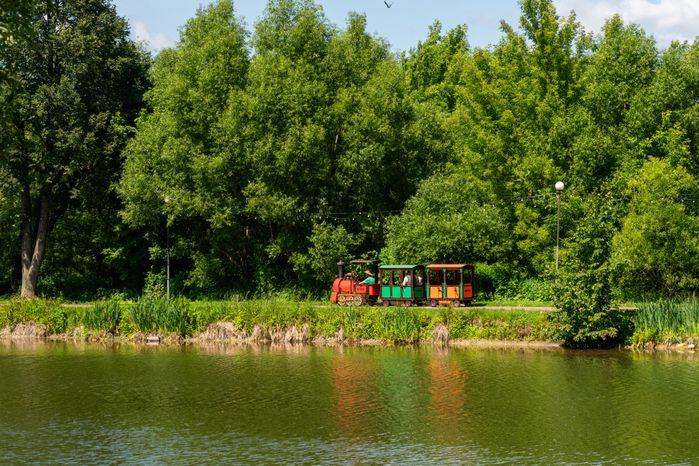 Паровозик на набережной в городском парке культуры и отдыха в Чехове летом