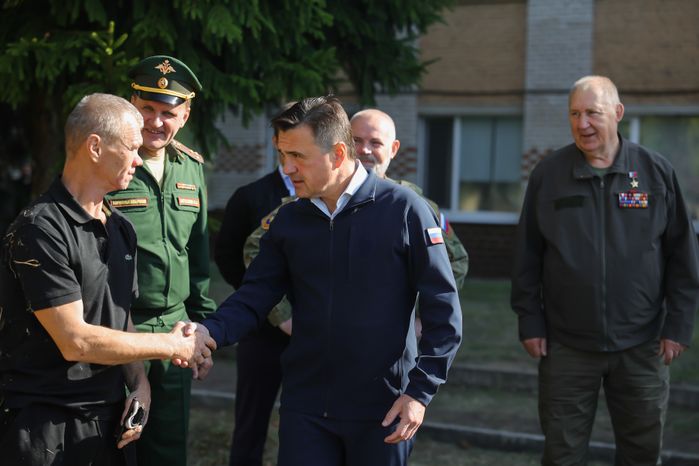 Андрей Воробьев проверил работу пункта отбора на военную службу по контракту в Балашихе