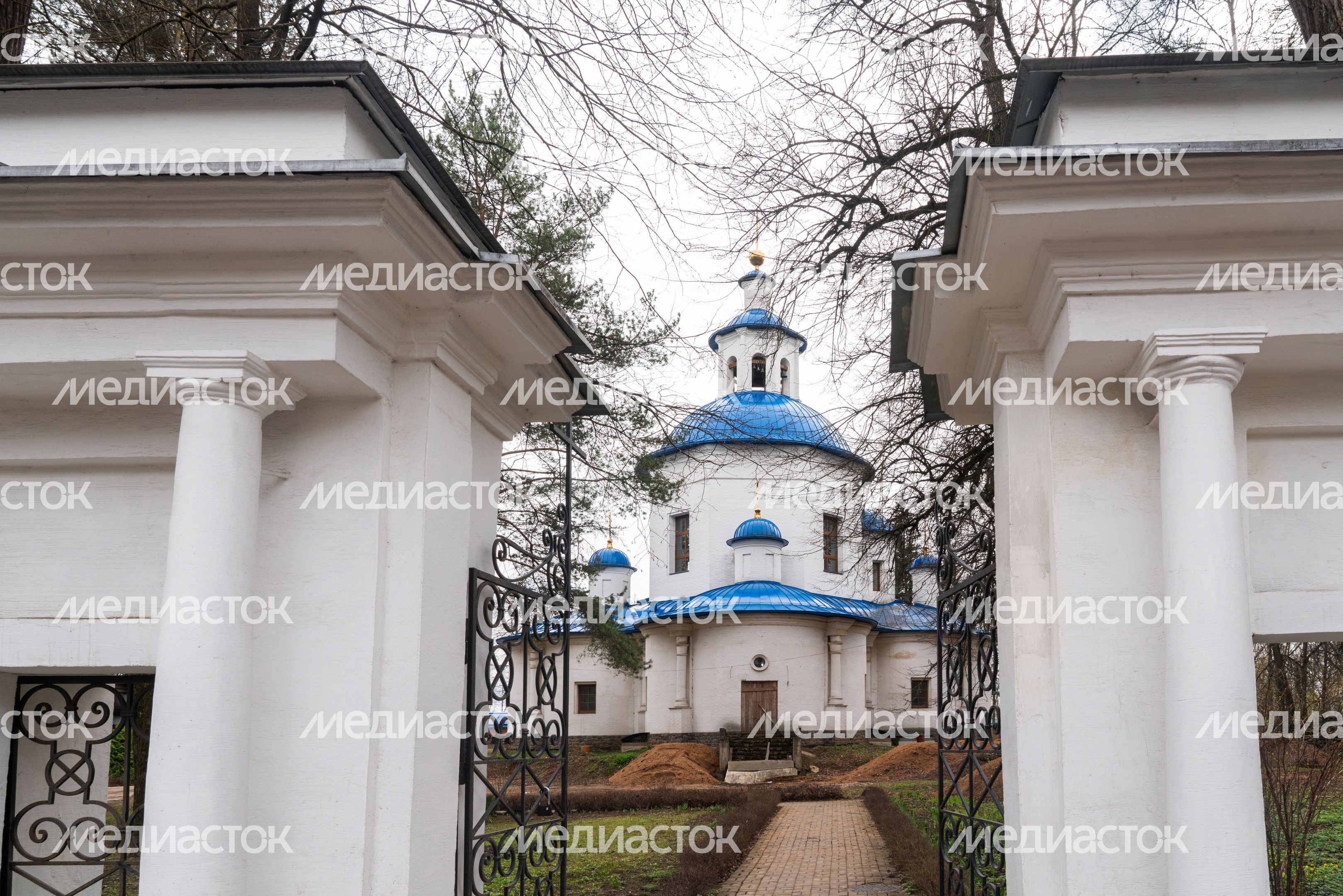 Храм Успения Пресвятой Богородицы в усадьбе Петрово-Дальнее (г. о. Красногорск) Храм Успения Пресвятой Богородицы в усадьбе Петрово-Дальнее (г. о. Красногорск)