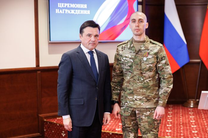 Андрей Воробьев вручил бойцам подразделения БАРС медали "За храбрость" II степени