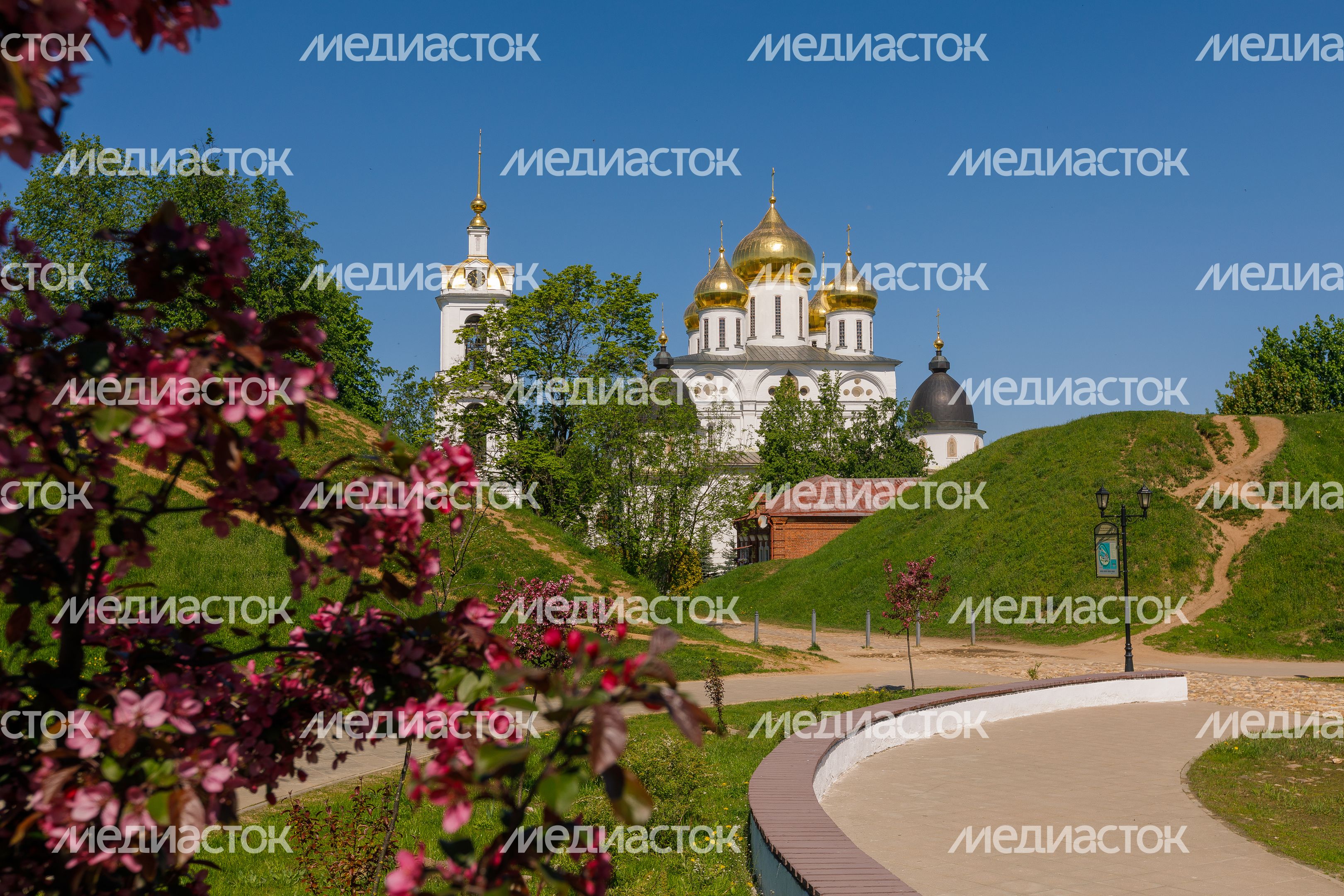 Успенский собор XVI века на территории Дмитровского кремля Успенский собор XVI века на территории Дмитровского кремля