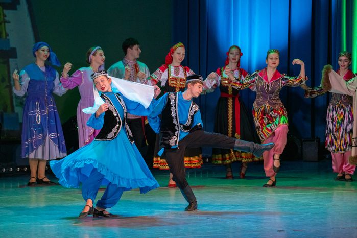 Танцы народов России на сцене ДК «Подмосковье» в Красногорске на фестивале ко Дню народного единства