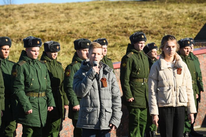Открытие после реставрации воинского мемориала в деревне Ельня в Подмосковье