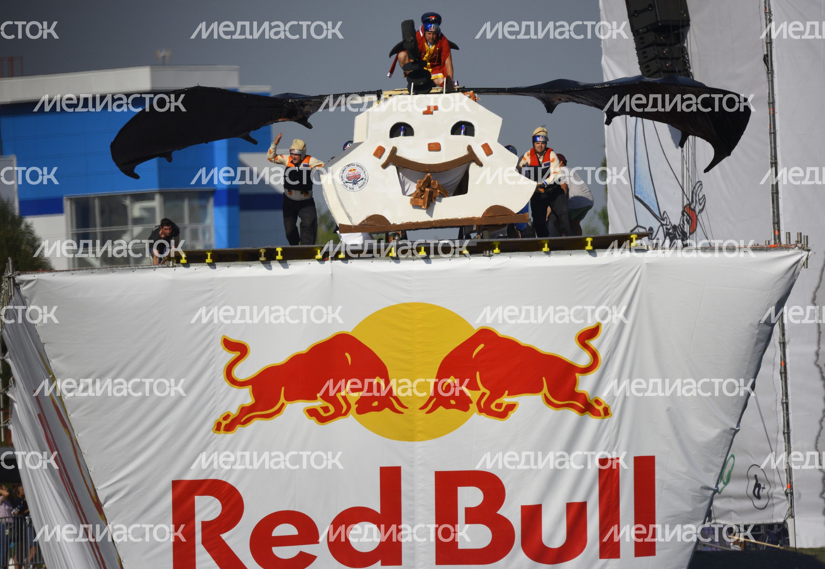 Фестиваль самодельных летательных аппаратов Red Bull Flugtag 2015