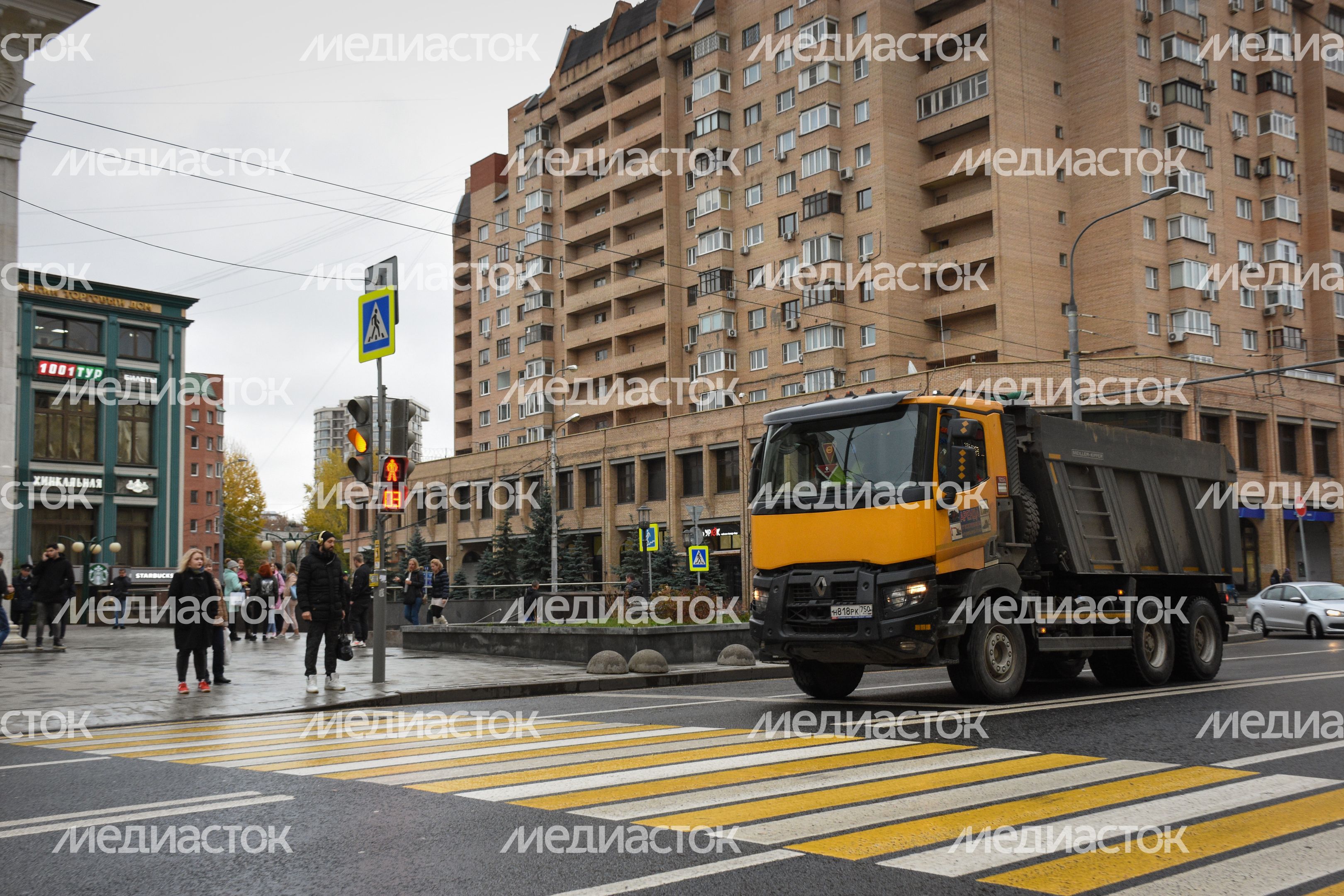 Повседневная жизнь города в Москве осенью