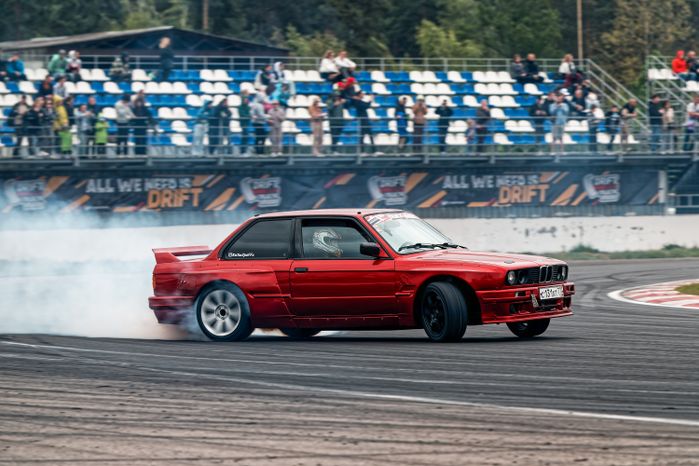 Гонка автомобилей на дрифт-фестивале скорости и драйва Drift Expo Track Mode 2025