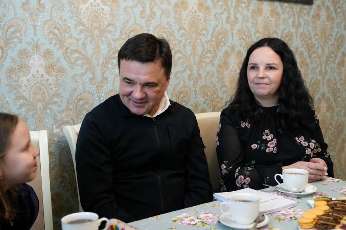 Андрей Воробьев поздравил с 8 Марта семью кавалера Ордена Мужества Олега Шорикова