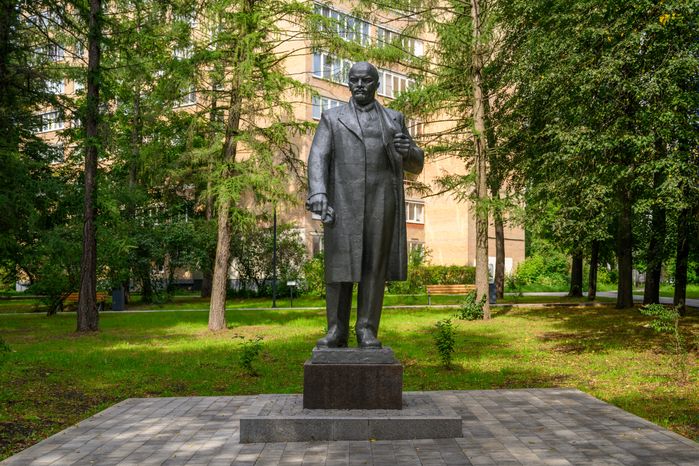 Памятник В.И. Ленину в сквере на улице Крупешина в Балашихе