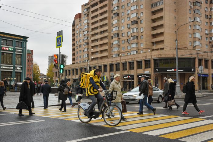 Повседневная жизнь города в Москве осенью