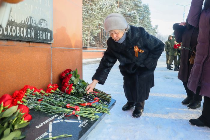 Возложение цветов к мемориалу «Рубеж обороны»