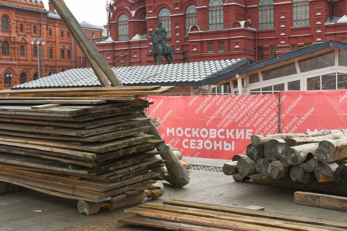 Монтаж инсталляций для фестиваля «Московская Масленица» на Манежной площади