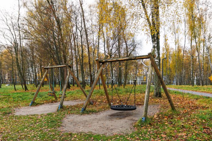 Качели в городском парке культуры и отдыха г. Ивантеевка осенью