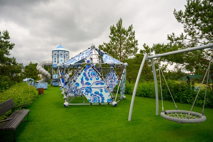Детская площадка в стиле гжель в Гжельском парке культуры и отдыха (парк «Гжель») Раменского округа