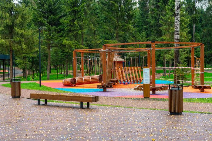 Детская площадка в новом лесопарке «Соколиная гора» в Истре осенью