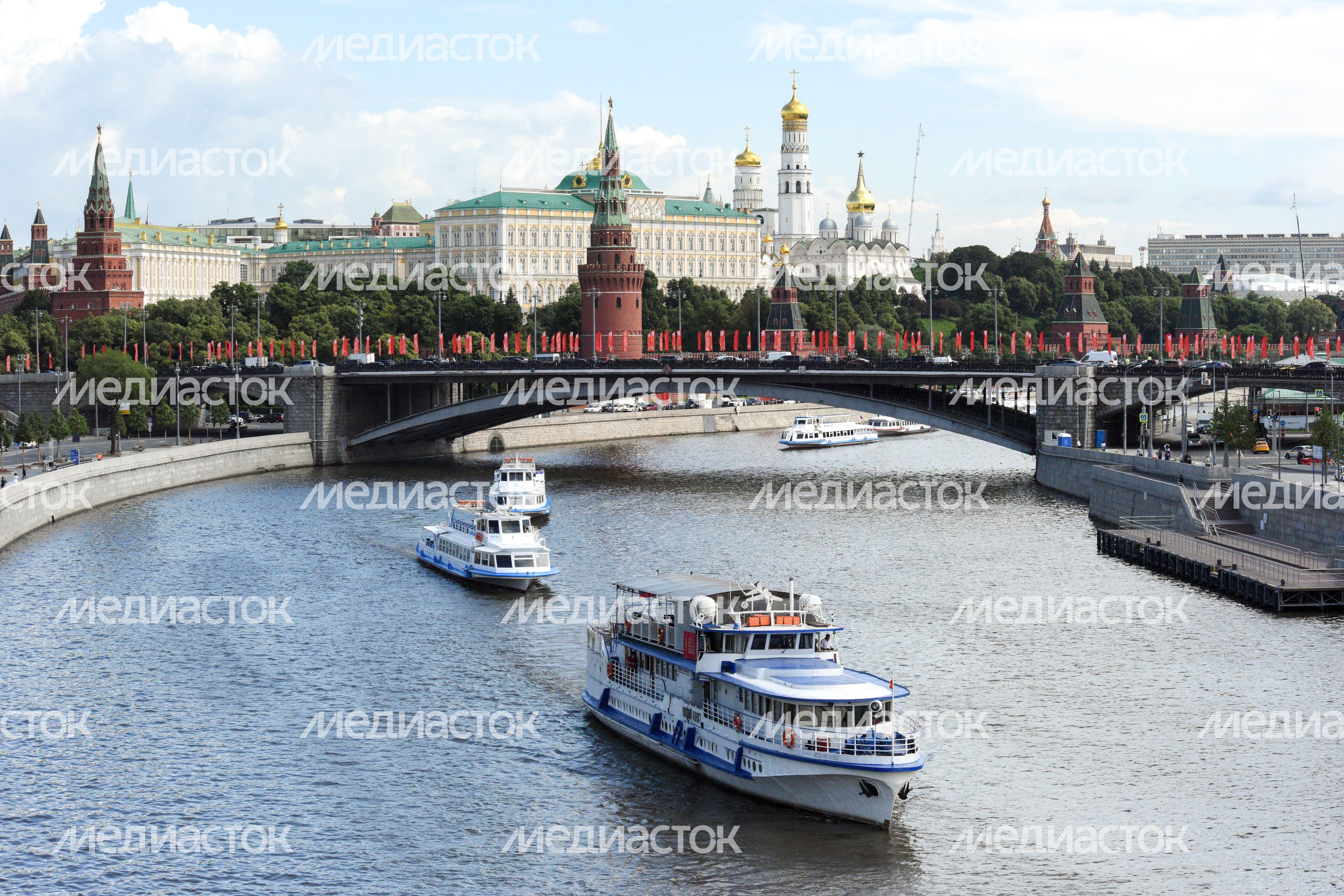 Речной парад в честь старта пассажирской навигации по Москве-реке