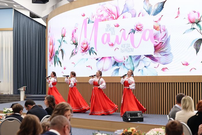 Женщин Подмосковья поздравили с Днем матери