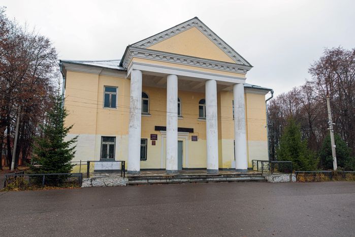 Востряковский городской Дом культуры в микрорайоне Востряково города Домодедово осенью