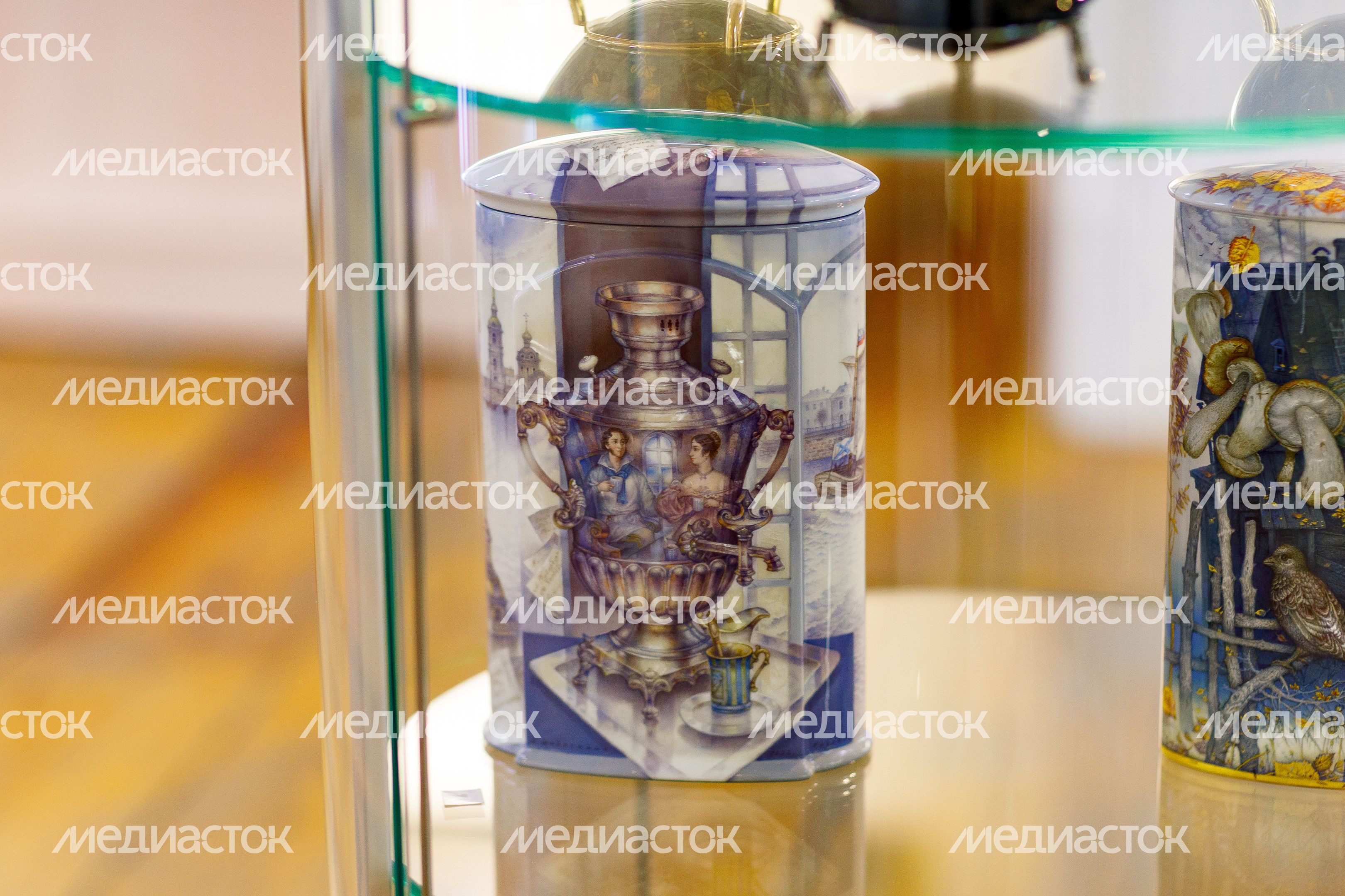 Коробка для чая на лаковой миниатюре Федоскино на выставке «Фантазии полет и рук творенье…» Коробка для чая на лаковой миниатюре Федоскино на выставке «Фантазии полет и рук творенье…»