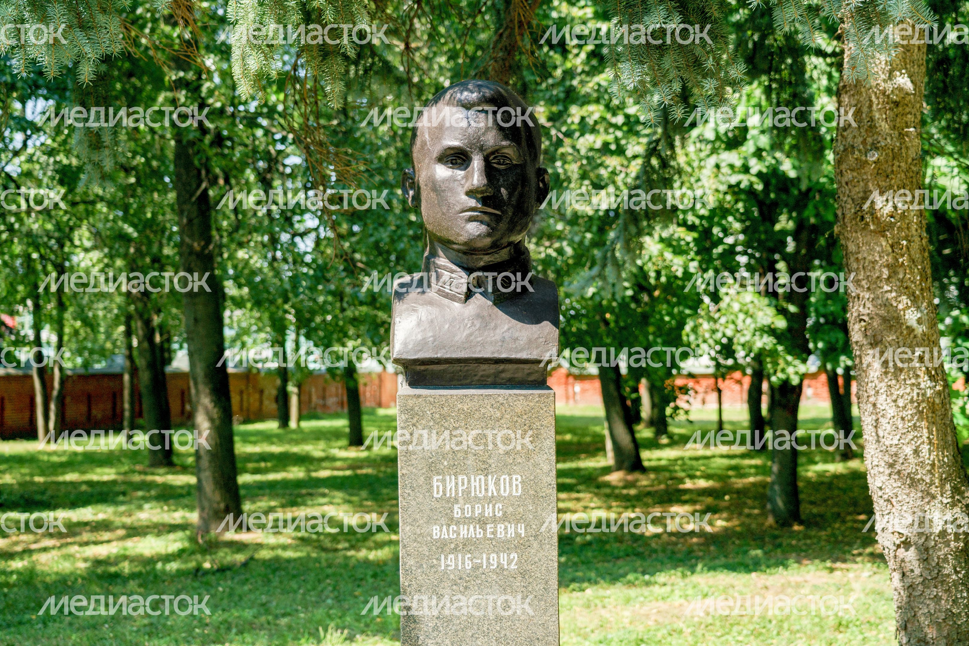 Мемориальный парк в Коломне летом Мемориальный парк в Коломне летом