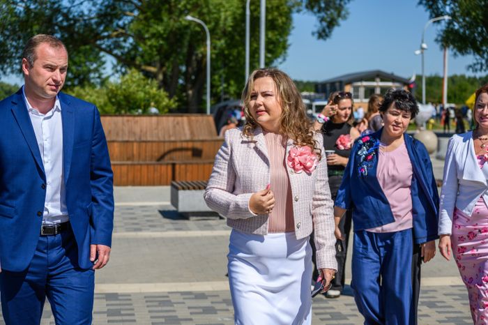 Наталья Муравьева с главой округа Бронницы Дмитрием Лысенковым на фестивале «Нежный Fest 2024» в Бронницах