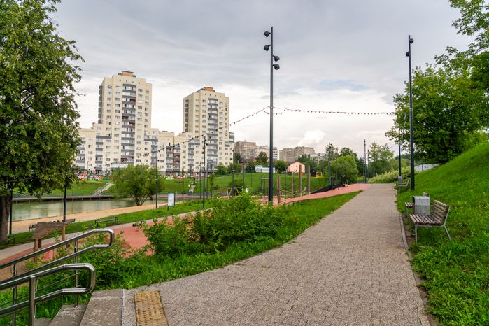 Дорожка на набережной реки Теребенки в Чехове