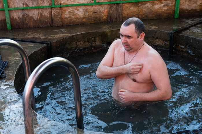 Крещенские купания на Никольском святом источнике в мкр. Нахабино округа Красногорск