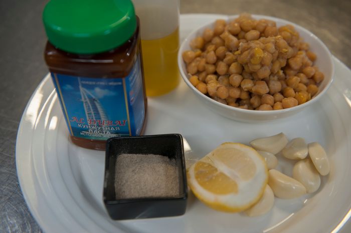 Приготовление чиабатты с хумусом и овощами
