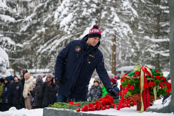 Возложение цветов к памятнику первому космонавту Юрию Гагарину в Звездном городке