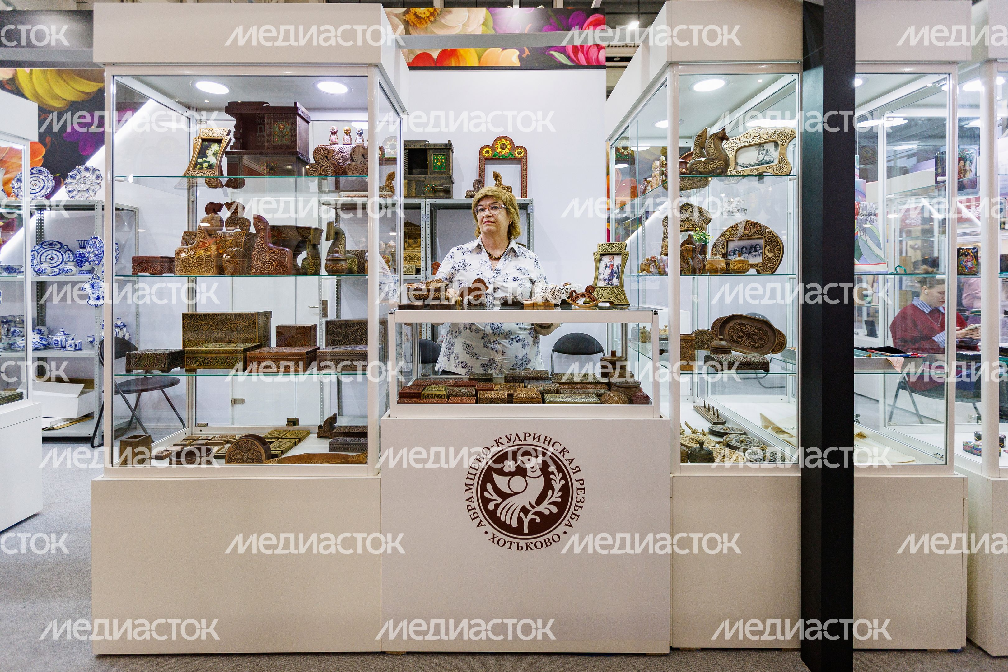 Сувениры абрамцево-кудринской резьбы из Хотьково на выставке-ярмарке «Ладья» Сувениры абрамцево-кудринской резьбы из Хотьково на выставке-ярмарке «Ладья»