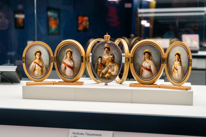 Портрет царской семьи Николая II на выставке «Лаки. Большая история в миниатюре» в музее «Новый Иерусалим» Истры