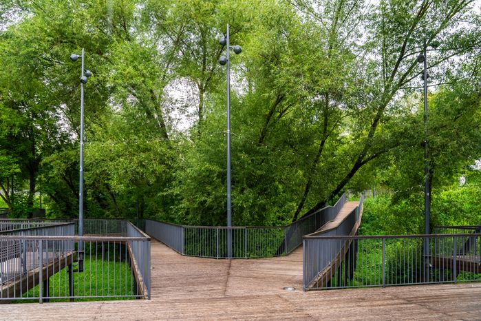 Деревянная дорожка на набережной реки Теребенки в Чехове