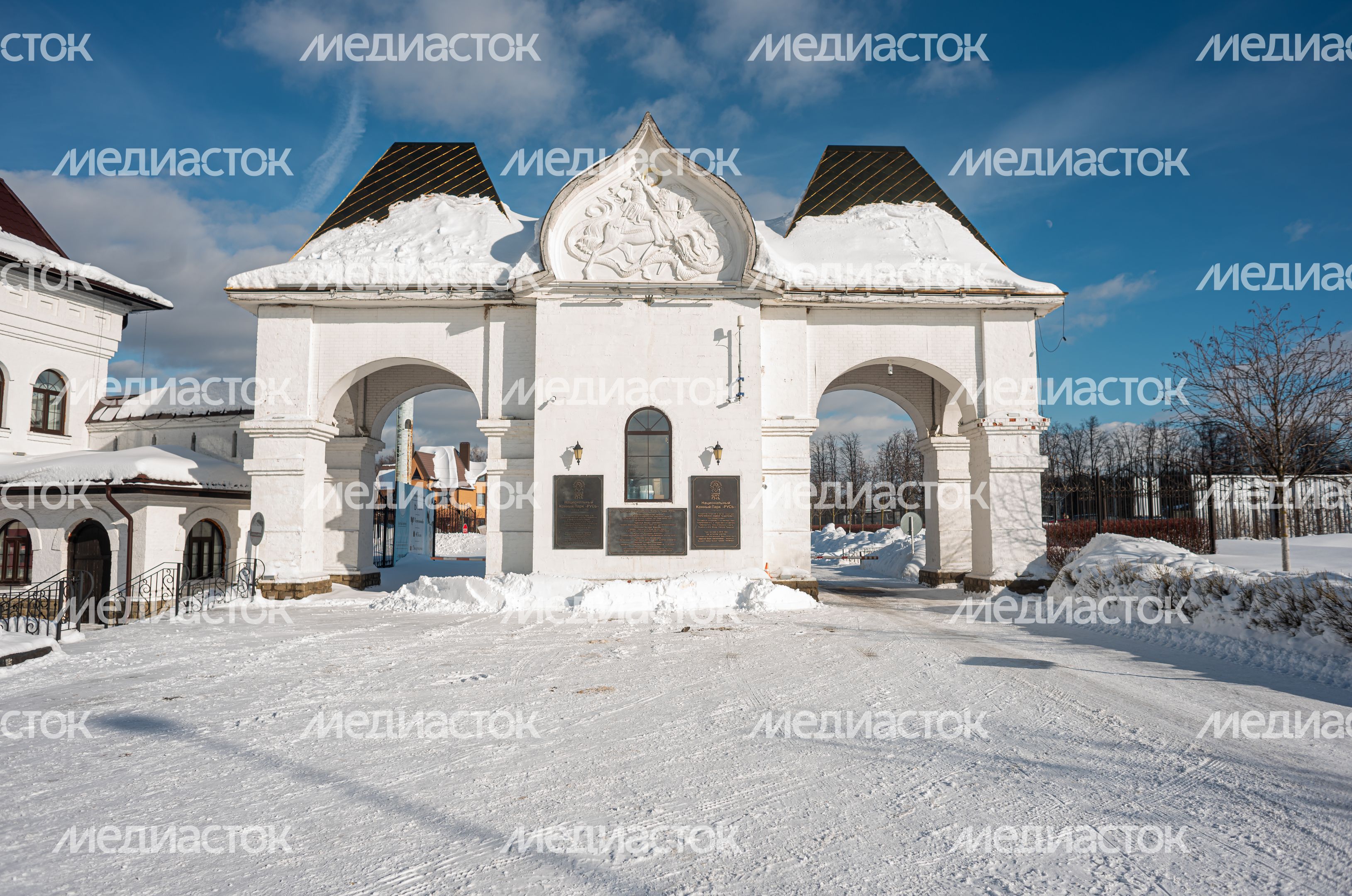 Зимние виды Национального Конного арка Русь