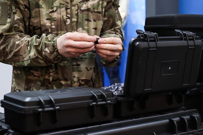 Команда губернатора Московской области передала бригаде спецназа ВДВ тепловизоры и дроны