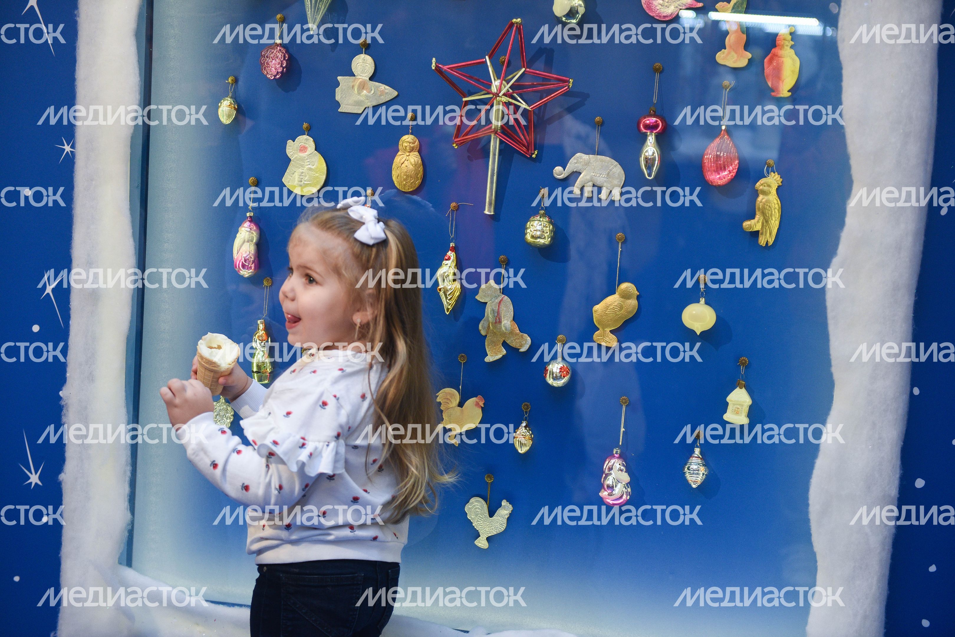 Выставка новогодних игрушек в ГУМе из личной коллекции Александра Олешко