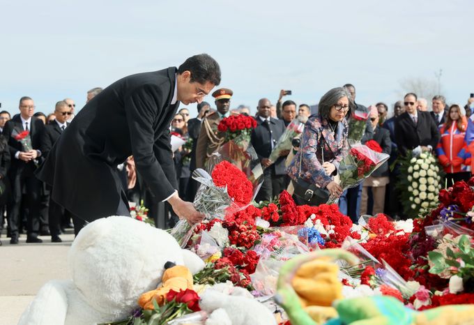 Главы и сотрудники дипмиссий возложили цветы к мемориалу у «Крокус Сити Холла»