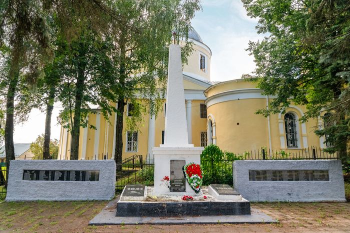 Обелиск односельчанам, павшим в годы Великой Отечественной войны, в селе Синьково Дмитровского округа