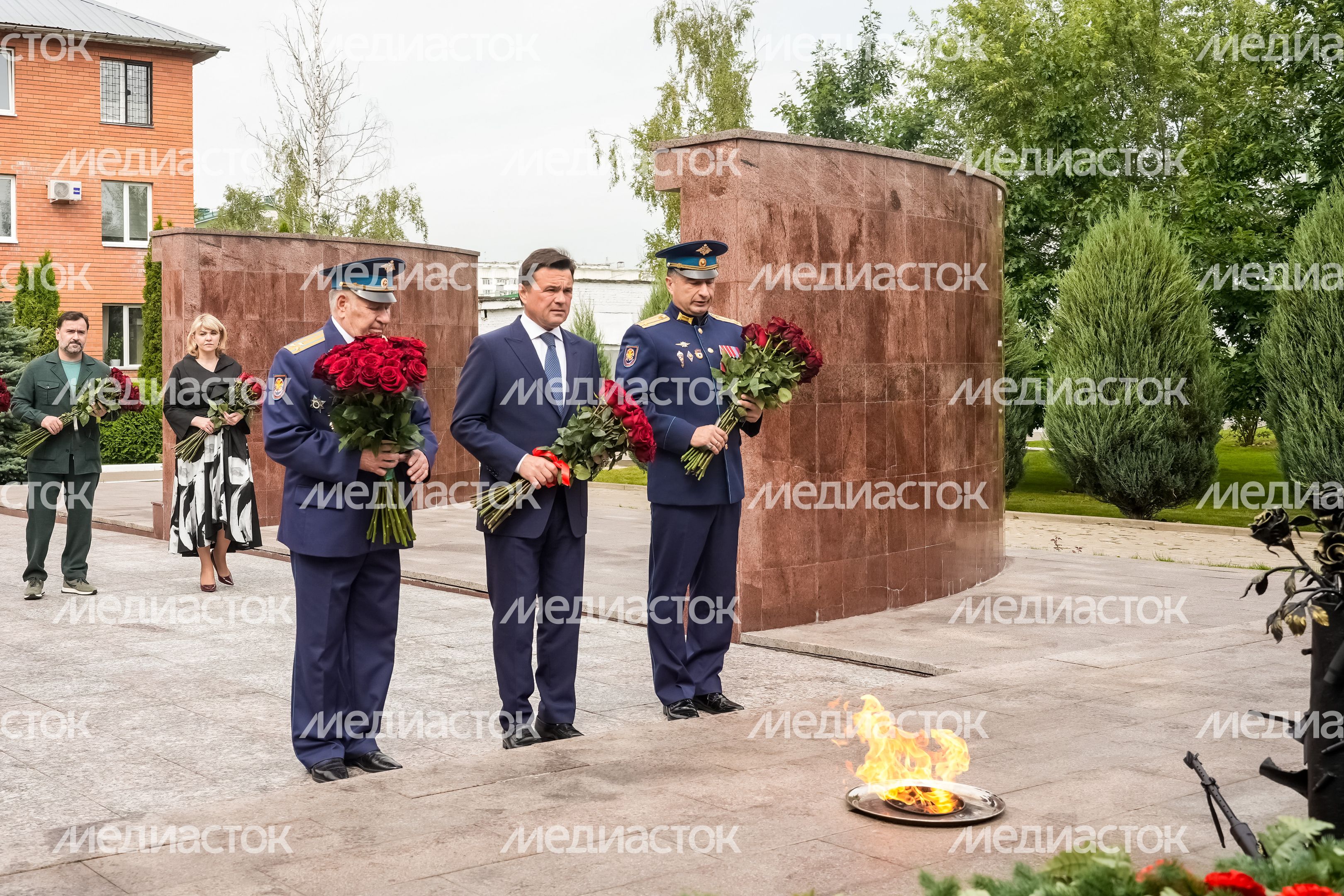 Губернатор возложил цветы к мемориалу погибших разведчиков 45-й отдельной бригады ВДВ Губернатор возложил цветы к мемориалу погибших разведчиков 45-й отдельной бригады ВДВ