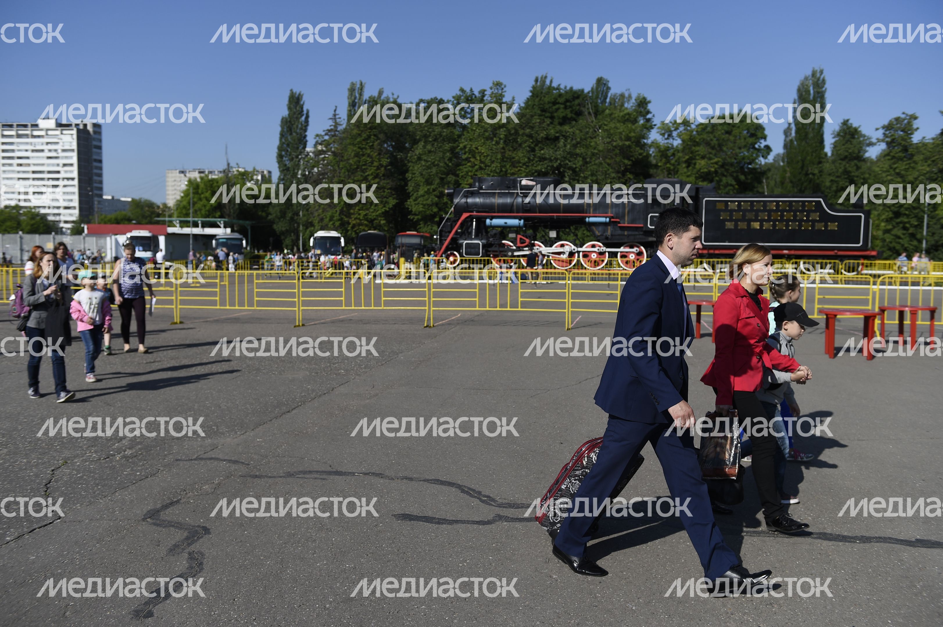 Дети отправляются на отдых в летние лагеря из Москвы