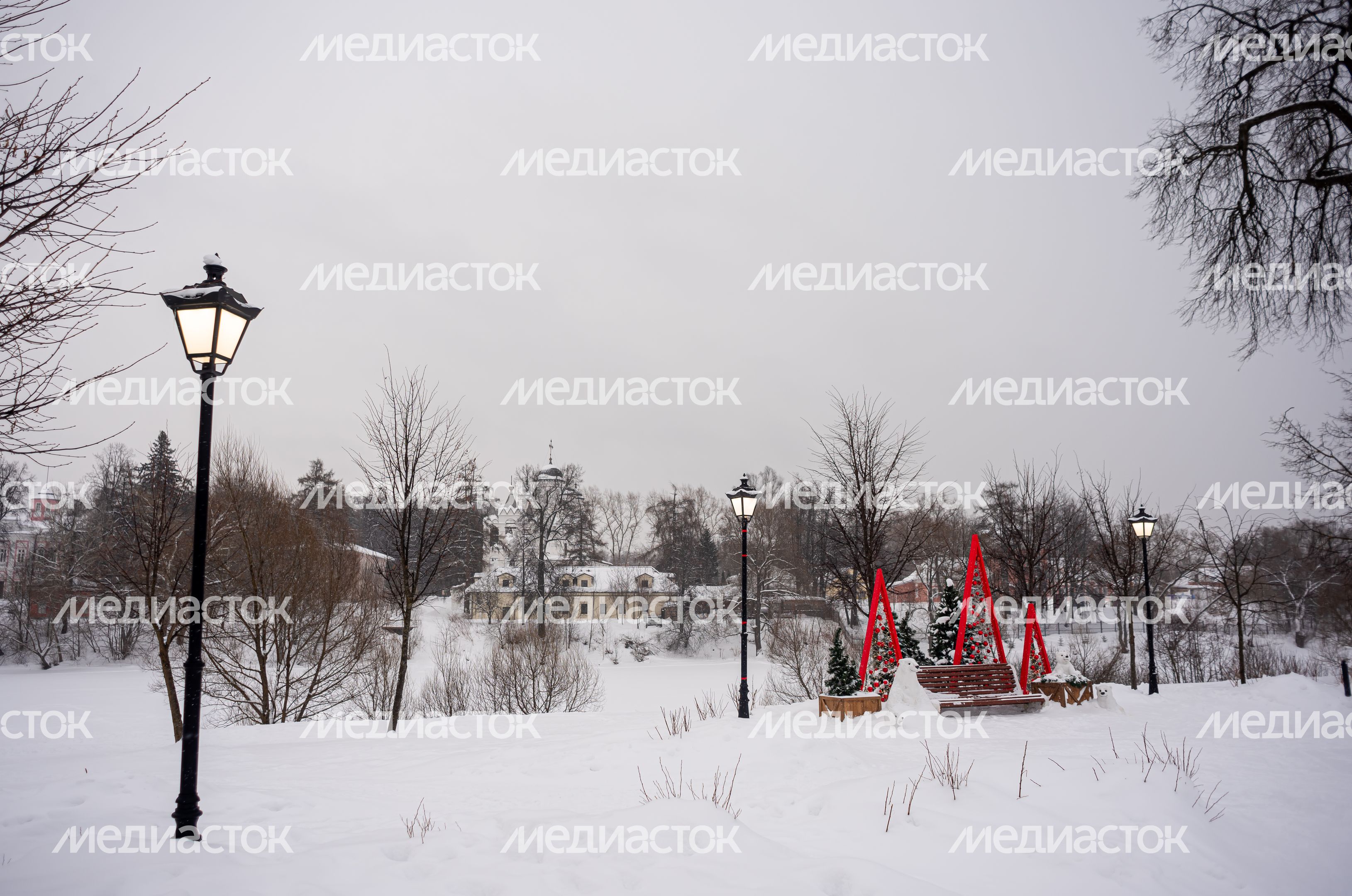Зимние виды городского парка культуры и отдыха Парка героев 1812 года
