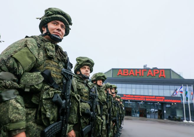 Проверка губернатором Подмосковья условий размещения мобилизованных в парке «Патриот»