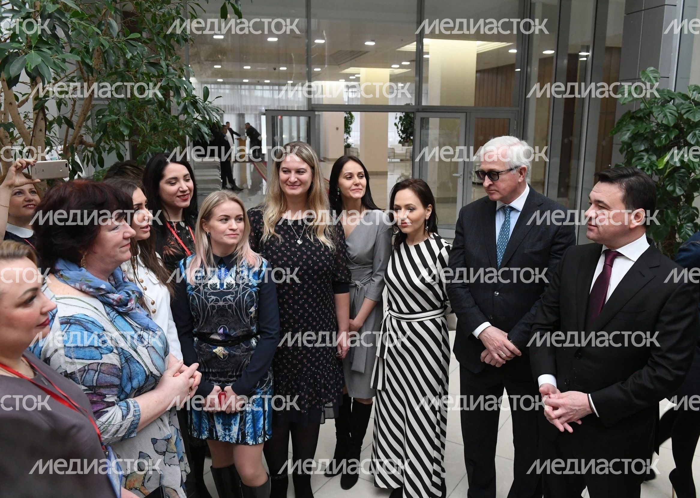 Визит губернатора Подмосковья на фотовыставку «Мама может всё!»