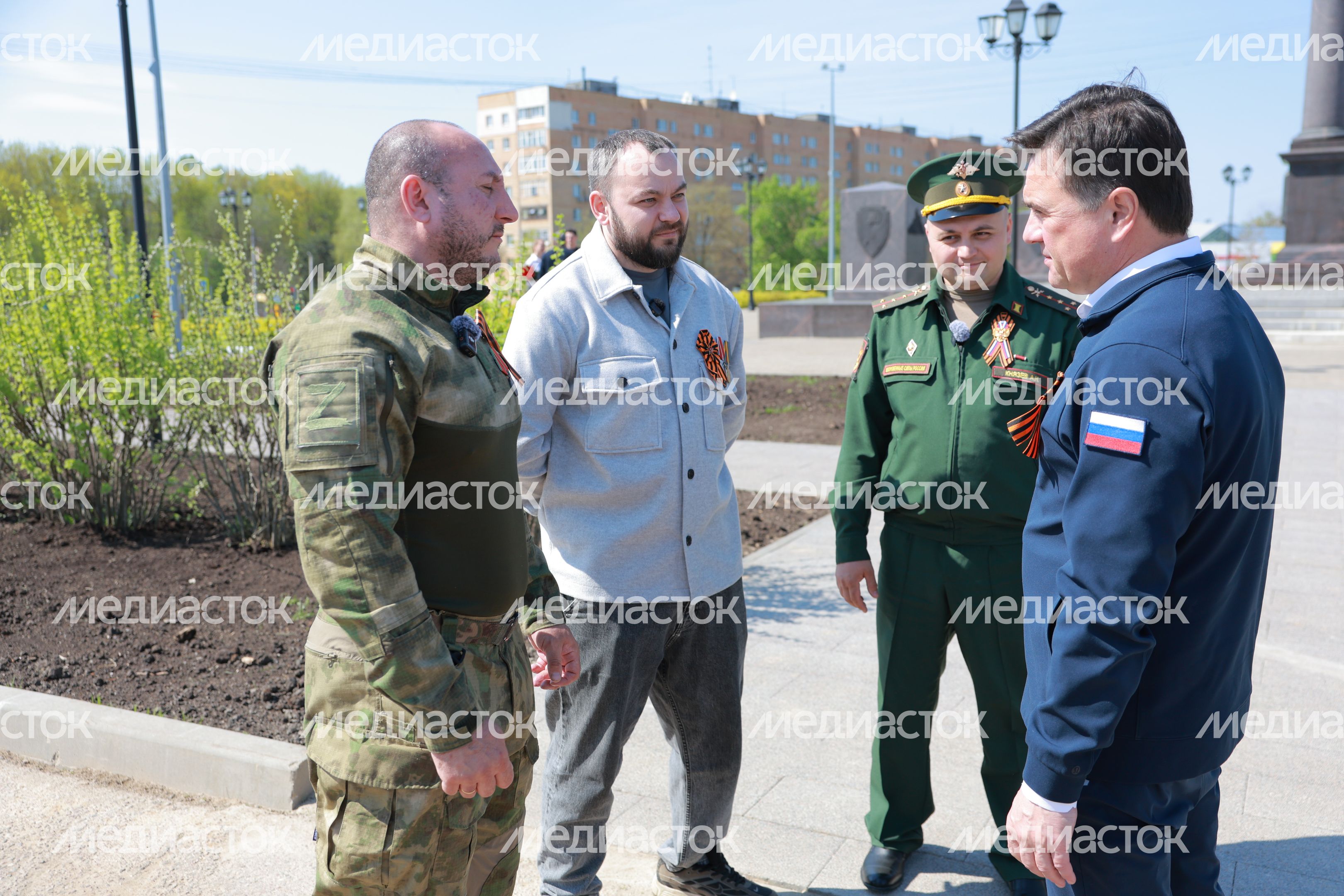 Андрей Воробьев вместе с ветеранами СВО возложил цветы к стеле в Можайске Андрей Воробьев вместе с ветеранами СВО возложил цветы к стеле в Можайске